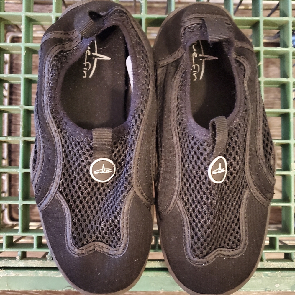 Bluefin kids 5/25$ water shoes in black